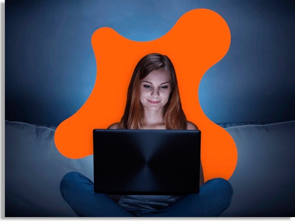 person using the computer at home and in the dark, with an orange art in the form of the avast icon in the background